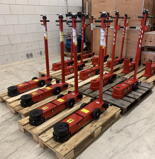 A wide range of air hydraulic truck jacks from 30T to 80T